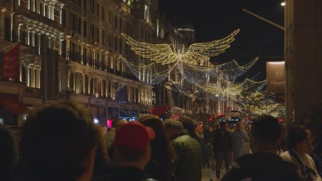 Engel-Weihnachtliche-Lichtdekorationen-In-Geschäften-In-Der-Londoner-Regent-Street-In-Der-Nacht