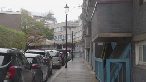 Ver-A-Lo-Largo-De-La-Calle-Con-El-Desarrollo-De-Viviendas-En-El-Interior-De-La-Ciudad-En-Tower-Hamlets,-Londres,-Gran-Bretaña.