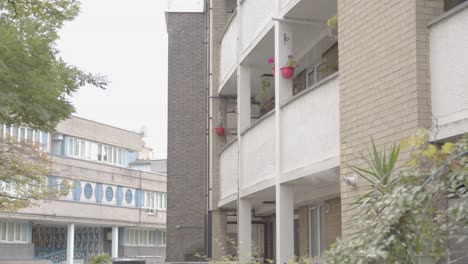 Balkone-Mit-Hängenden-Körben-In-Der-Innerstädtischen-Wohnsiedlung-In-Tower-Hamlets-London