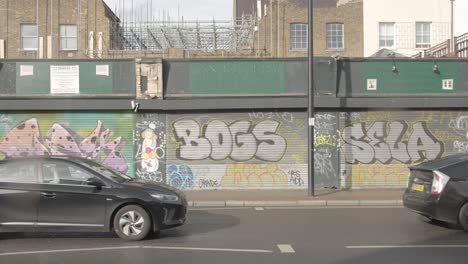 Closed-Shop-Fensterläden-Sprühlackiert-Mit-Tags-Und-Graffiti-In-Tower-Hamlets-London-Im-Vereinigten-Königreich