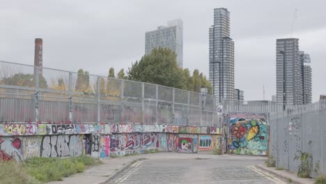 Contraste-Entre-El-área-Pobre-Del-Centro-De-La-Ciudad-Con-Graffiti-Y-Oficinas-De-Instituciones-Financieras-Ricas,-Londres,-Gran-Bretaña.