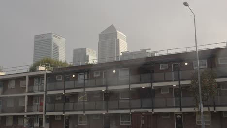 Kontrast-Zwischen-Armer-Innerstädtischer-Wohnbebauung-Und-Büros-Wohlhabender-Finanzinstitute-London-Docklands-UK-4