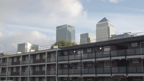Kontrast-Zwischen-Armer-Innerstädtischer-Wohnbebauung-Und-Büros-Wohlhabender-Finanzinstitute-London-Docklands-UK-6