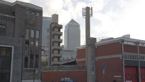 La-Estación-De-Bomberos-De-Tower-Hamlets-En-Primer-Plano-Con-Las-Oficinas-De-Las-Instituciones-Financieras-De-Los-Docklands,-Londres,-Reino-Unido-Detrás