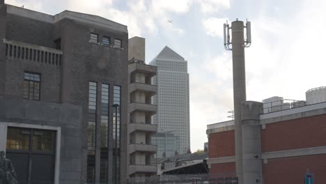 La-Estación-De-Bomberos-De-Tower-Hamlets-En-Primer-Plano-Con-Las-Oficinas-De-Las-Instituciones-Financieras-De-Los-Docklands,-Londres,-Reino-Unido-Detrás-De-1