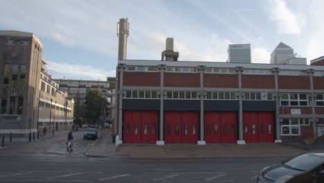 La-Estación-De-Bomberos-De-Tower-Hamlets-En-Primer-Plano-Con-Las-Oficinas-De-Las-Instituciones-Financieras-De-Los-Docklands,-Londres,-Reino-Unido-Detrás-De-2