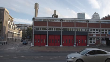 La-Estación-De-Bomberos-De-Tower-Hamlets-En-Primer-Plano-Con-Las-Oficinas-De-Las-Instituciones-Financieras-De-Los-Docklands,-Londres,-Reino-Unido-Detrás-De-3