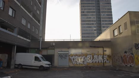 Graffiti-En-Las-Paredes-Fuera-Del-Desarrollo-De-Viviendas-En-El-Interior-De-La-Ciudad-En-Tower-Hamlets,-Londres,-Gran-Bretaña.