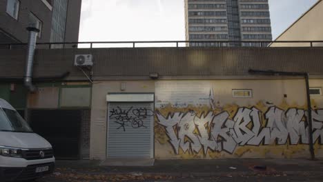 Graffiti-An-Den-Wänden-Außerhalb-Der-Innerstädtischen-Wohnsiedlung-In-Tower-Hamlets-London-Uk-1