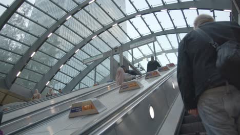 Pasajeros-En-Las-Escaleras-Mecánicas-De-La-Estación-De-Metro-Canary-Wharf-2