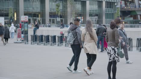 Modernas-Oficinas-Y-Trabajadores-En-Canada-Square-Canary-Wharf-En-Los-Docklands-De-Londres,-Reino-Unido-2