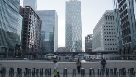 Modern-Offices-And-Workers-At-Canada-Square-Canary-Wharf-In-London-Docklands-UK-3