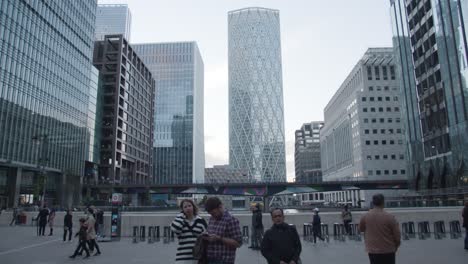 Moderne-Büros-Und-Arbeiter-Am-Canada-Square-Canary-Wharf-In-London-Docklands-UK-3