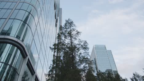 Mirando-Hacia-Las-Oficinas-Modernas-En-Canada-Square-Canary-Wharf-En-Los-Docklands-De-Londres,-Reino-Unido