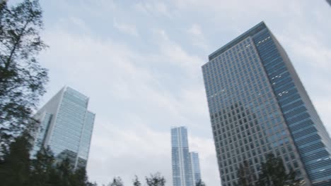 Mirando-Hacia-Las-Oficinas-Modernas-En-Canada-Square-Canary-Wharf-En-Los-Docklands-De-Londres,-Reino-Unido-1