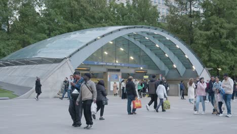 Eingang-Zur-U-Bahnstation-Canary-Wharf-In-Docklands,-London,-Großbritannien