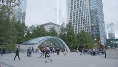 Entrada-A-La-Estación-De-Metro-Canary-Wharf-En-Docklands,-Londres,-Gran-Bretaña.