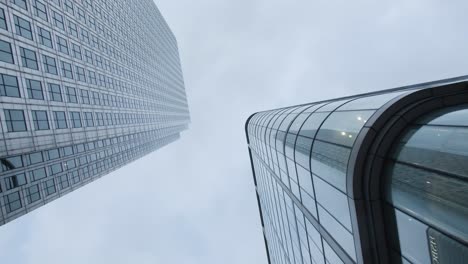 Mirando-Hacia-Las-Oficinas-Modernas-En-Canada-Square-Canary-Wharf-En-Los-Docklands-De-Londres,-Reino-Unido