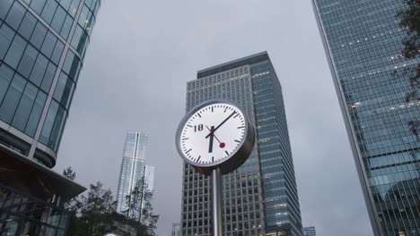 Modernas-Oficinas-En-Canada-Square-Canary-Wharf-En-Los-Docklands-De-Londres-Reino-Unido-Al-Atardecer