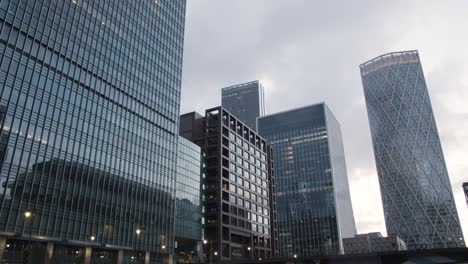 Moderne-Büros-In-Canada-Square-Canary-Wharf-In-London-Docklands-UK-In-Der-Abenddämmerung
