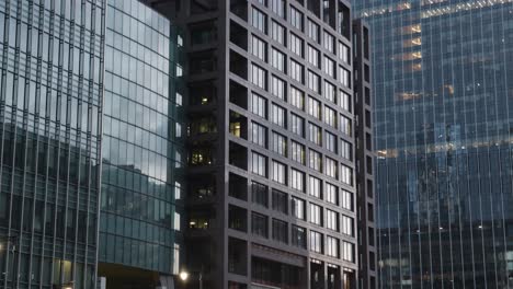 Mirando-Hacia-Las-Oficinas-Modernas-En-Canada-Square-Canary-Wharf-En-Los-Docklands-De-Londres,-Reino-Unido-Al-Atardecer