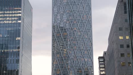 Mirando-Hacia-Las-Oficinas-Modernas-En-Canada-Square-Canary-Wharf-En-Los-Docklands-De-Londres,-Reino-Unido-Al-Anochecer-2