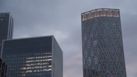Looking-Up-At-Modern-Offices-In-Canada-Square-Canary-Wharf-In-London-Docklands-UK-At-Dusk-3