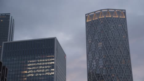 Mirando-Hacia-Las-Oficinas-Modernas-En-Canada-Square-Canary-Wharf-En-Los-Docklands-De-Londres,-Reino-Unido-Al-Atardecer-3