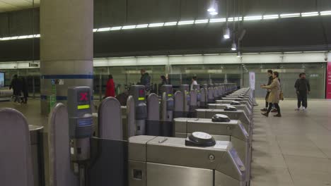 Billete-De-Pasajeros-En-La-Barrera-De-La-Estación-De-Metro-Canary-Wharf-Docklands,-Londres,-Gran-Bretaña.