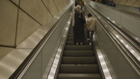 Pasajeros-En-Las-Escaleras-Mecánicas-De-La-Estación-De-Metro-Canary-Wharf-5