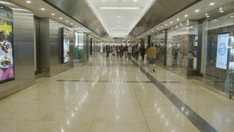 Einkaufszentrum-In-Der-U-Bahnstation-Canary-Wharf-London-Uk