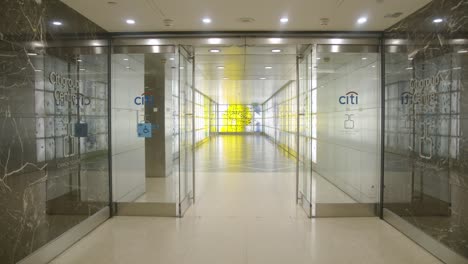 Eingang-Zum-Bürogebäude-Der-Citi-Bank-In-Den-Londoner-Docklands,-Großbritannien