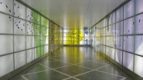 Eingangskorridor-Zum-Bürogebäude-Der-Citi-Bank-In-Den-Londoner-Docklands,-Großbritannien,-Mit-Motiven-An-Den-Wänden