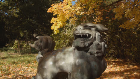 Skulptur-Eines-Chinesischen-Drachenhundes-Im-Arboretum-Mit-Bunten-Herbstbäumen-Im-Hintergrund-1