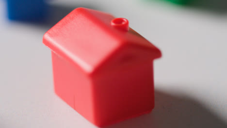 Concepto-De-Compra-De-Vivienda-Con-Desarrollo-De-Modelo-De-Plástico-Rojo-Azul-Y-Verde-De-Casas-Sobre-Fondo-Blanco-2