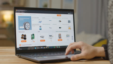 Person-Zu-Hause,-Die-Online-Einkauft-Und-Sich-Auf-Dem-Laptop-Die-Alibaba-Website-Ansieht-1