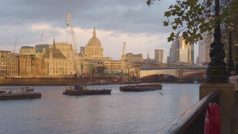 Horizonte-Nocturno-De-Londres-Desde-La-Orilla-Sur-Con-El-Río-Támesis-Y-El-Puente-Blackfriars-1