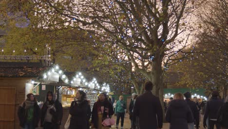 Concurridos-Puestos-De-Mercado-De-Navidad-En-El-Banco-Sur-De-Londres-Al-Atardecer