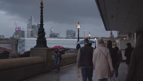 Regnerische-Skyline-Von-London-Am-Abend-Mit-Stürmischem-Himmel-Vom-Südufer-Mit-Themse-Und-Blackfriars-Bridge