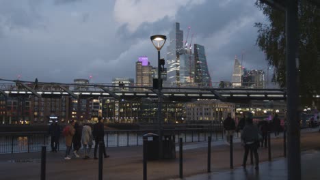 Skyline-Von-London-Am-Abend-Vom-Südufer-Mit-Der-Themse-Millennium-Bridge-Und-Der-Stadt-Bei-Nacht