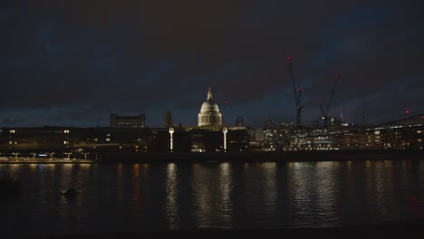 Skyline-Von-London-Am-Abend-Vom-Südufer-Mit-Der-Themse-Millennium-Brücke-Und-Der-St.-Pauls-Kathedrale-Bei-Nacht