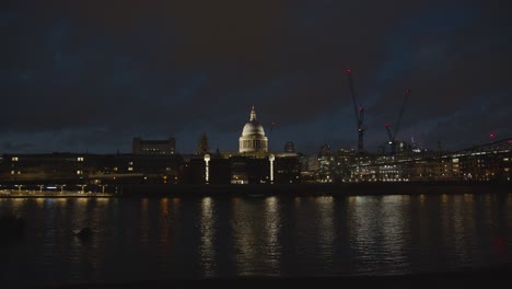 Horizonte-Nocturno-De-Londres-Desde-La-Orilla-Sur-Con-El-Puente-Del-Milenio-Del-Río-Támesis-Y-La-Catedral-De-San-Pablo-Por-La-Noche