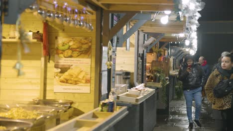 Concurridos-Puestos-De-Comida-Del-Mercado-Navideño-En-El-South-Bank-De-Londres-Al-Atardecer-2