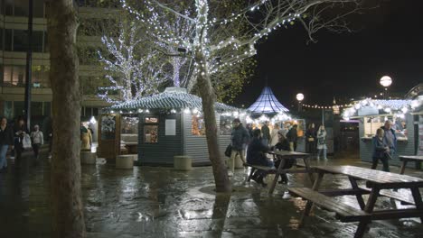 Concurridos-Puestos-De-Comida-Del-Mercado-Navideño-En-El-South-Bank-De-Londres-Al-Atardecer-4