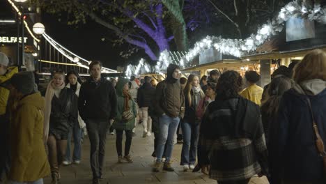 Concurridos-Puestos-De-Mercado-De-Navidad-En-El-South-Bank-De-Londres-Por-La-Noche