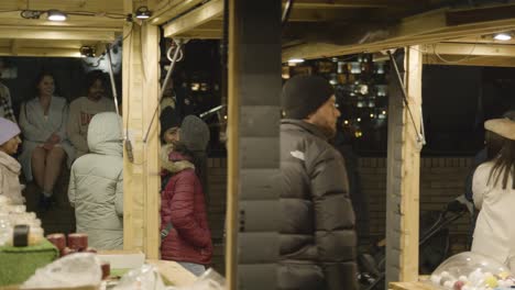 Ocupados-Puestos-De-Comida-En-El-Mercado-Navideño-En-El-Banco-Sur-De-Londres-Por-La-Noche-3