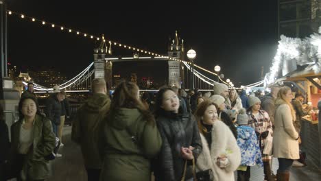 Geschäftige-Weihnachtsmarktstände-Mit-Blick-Auf-Die-Tower-Bridge-Am-Londoner-Südufer-Bei-Nacht-3