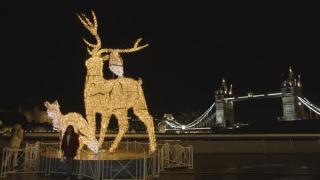 Beleuchtete-Weihnachtsdekorationen-Am-Londoner-Südufer-Bei-Nacht-Mit-Tower-Bridge-Im-Hintergrund