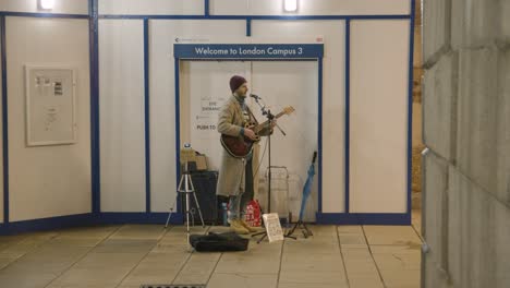 Straßenmusiker,-Der-Nachts-In-Der-U-Bahn-Gitarre-Spielt