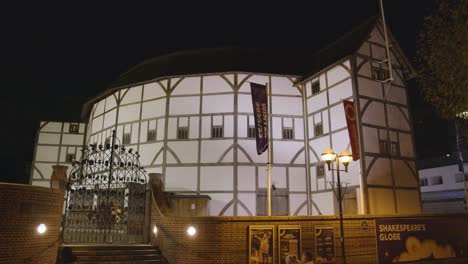 Exterior-Del-Teatro-Globe-En-La-Orilla-Sur-De-Londres-Por-La-Noche